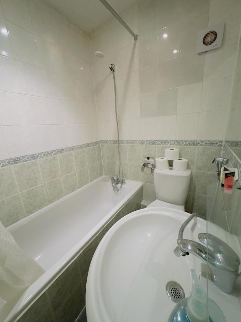 Bright Budget Studio Apartment In Central Londra Esterno foto