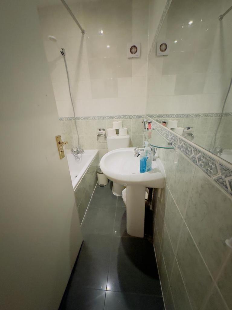 Bright Budget Studio Apartment In Central Londra Esterno foto